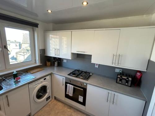 مطبخ, 3-Bed Apartment Central Greenock in Greenock