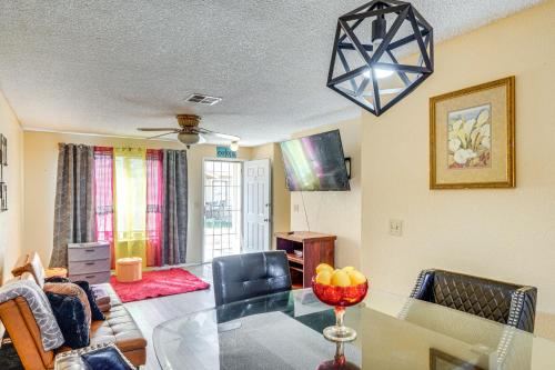 Patio & Mtn Views: Family Gem in California City in Kalifornijas pilsēta (CA)