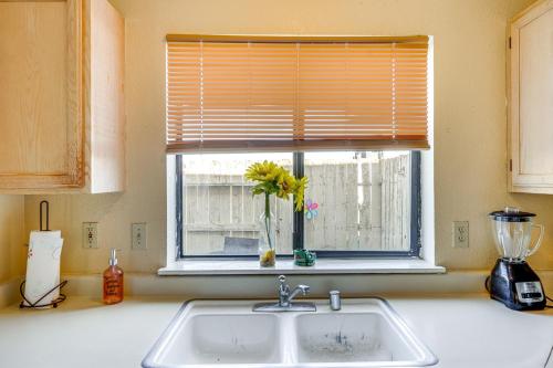 Patio & Mtn Views: Family Gem in California City in Kalifornijas pilsēta (CA)