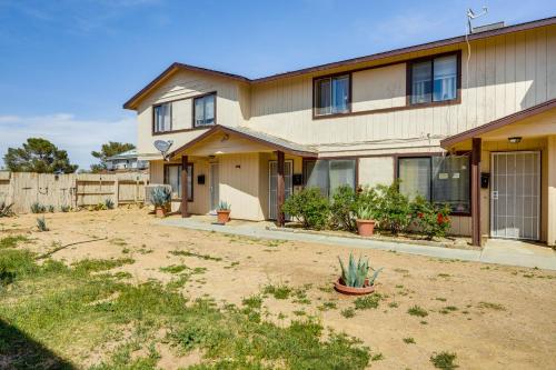 Patio & Mtn Views: Family Gem in California City in Kalifornijas pilsēta (CA)