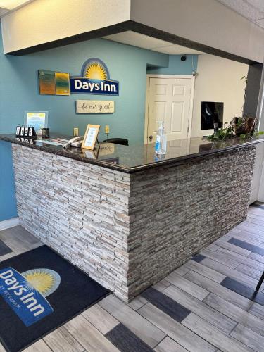 大堂, 愛荷華城地區/西布蘭奇戴斯酒店 (Days Inn by Wyndham West Branch Iowa City Area) in 西布蘭奇
