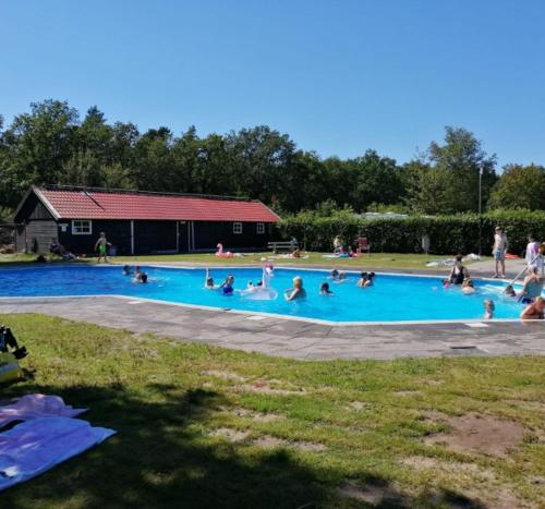 A szálláshely kívülről, 4 Persoons chalet in het Drents Friese Wold vlakbij Diever, Assen, Appelscha Olm29 (Olm29 Vakantiewoning in het Drents Friese Wold vlakbij Diever Zwembad, Animatie, Restaurant, Wandele) in Wateren