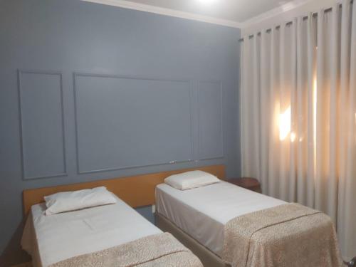 2 twin beds