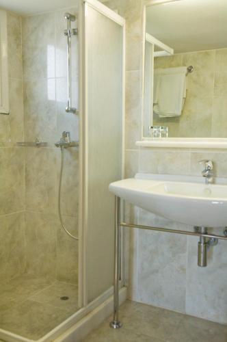 Double Room image 6