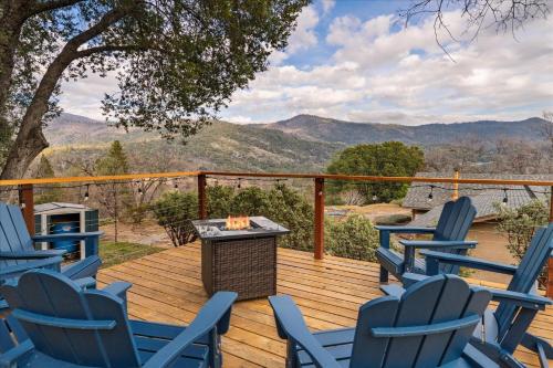 New Big Sky Cabin at Yosemite w/ VIEWS, hot tub, firepit, and more, Oakhurst