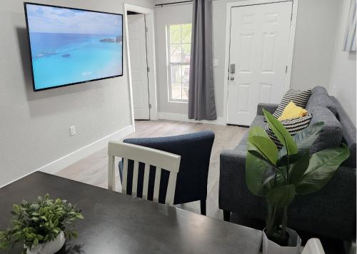 Homey 2br Home Near Dt & Airport in Austin, USA