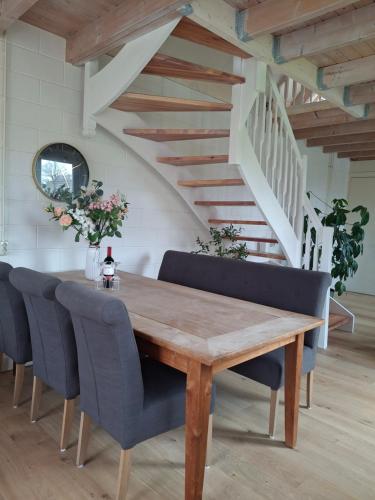 Huisje Suus, inclusief jacuzzi, kano en kajak in Broek Op Langedijk