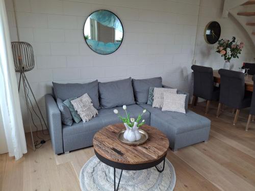 Huisje Suus, inclusief jacuzzi, kano en kajak in Broek Op Langedijk