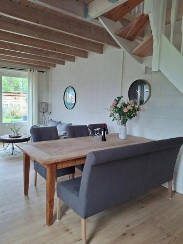 Huisje Suus, inclusief jacuzzi, kano en kajak in Broek Op Langedijk