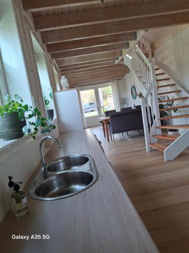 Huisje Suus, inclusief jacuzzi, kano en kajak in Broek Op Langedijk