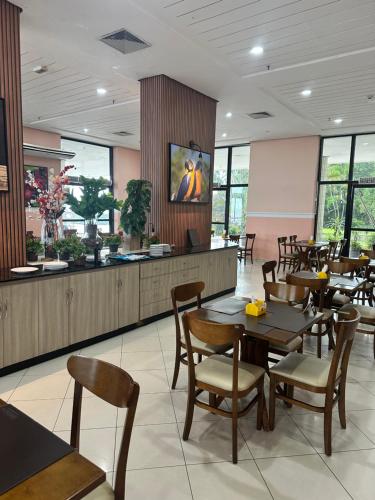 Flat Tropical in Riverfront