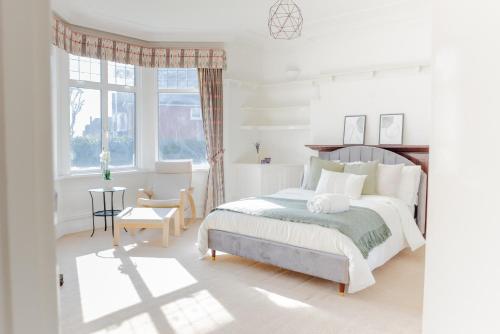 Lovely & Charming London House with Parking, Лондон