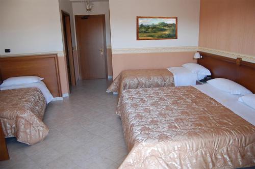 1 queen bed, 2 twin beds