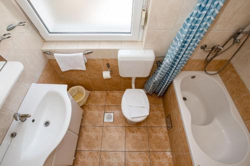 Triple Room with Balcony image 2
