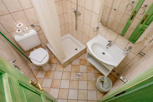 One-Bedroom Apartment image 7