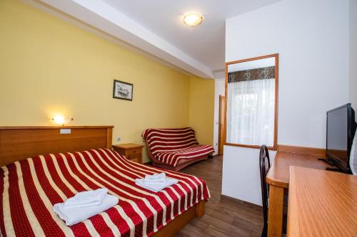 Triple Room with Balcony image 10