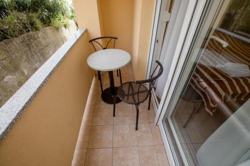 Triple Room with Balcony image 4