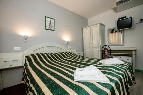 Quadruple Room with Balcony image 9