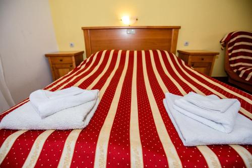 Triple Room with Balcony image 6