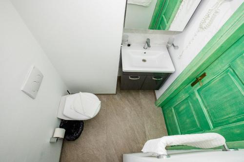Quadruple Room with Balcony image 4