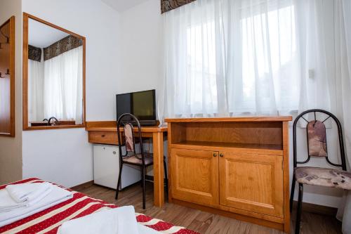 Triple Room with Balcony image 7