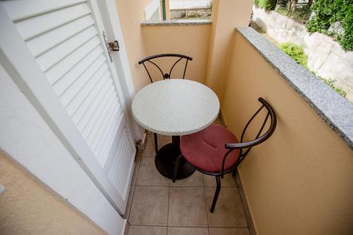 Quadruple Room with Balcony image 2