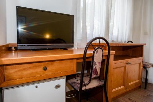 Triple Room with Balcony image 5