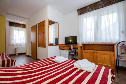 Triple Room with Balcony image 9