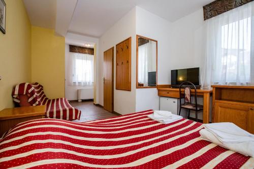 Triple Room with Balcony image 8