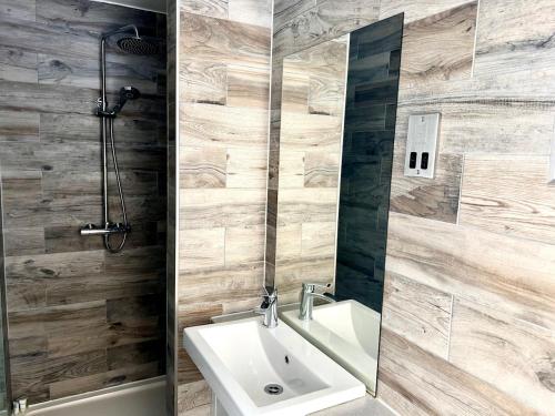 Racecourse Marina Lodge, Hot tub, Gated Parking, Windsor (photo 5)