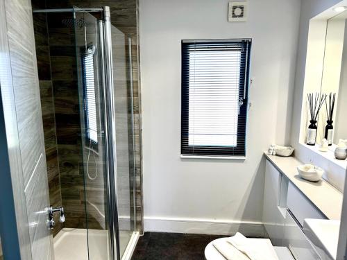 Racecourse Marina Lodge, Hot tub, Gated Parking, Windsor (photo 11)