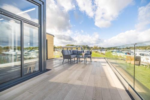 Racecourse Marina Lodge, Hot tub, Gated Parking, Windsor (photo 9)