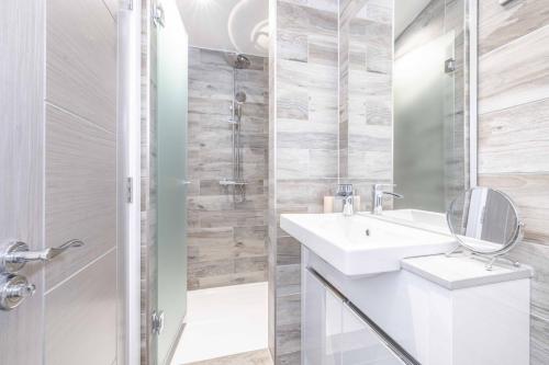 Racecourse Marina Lodge, Hot tub, Gated Parking, Windsor (photo 10)