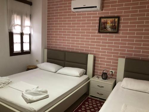 1 double bed, 1 twin bed