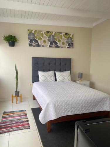102 habitacion con baño y cocina e ingreso independiente