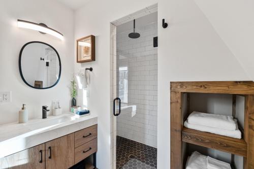 Lakefront, New, Private Dock, Hot Tub, Fire Pit, Canoe, Incredible Views Lakefront, New, Private Dock, Hot Tub, Fire Pit, Canoe, Incredible Views