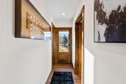 Lakefront, New, Private Dock, Hot Tub, Fire Pit, Canoe, Incredible Views Lakefront, New, Private Dock, Hot Tub, Fire Pit, Canoe, Incredible Views