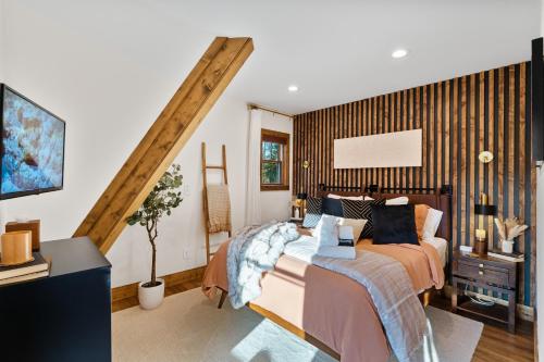 Lakefront, New, Private Dock, Hot Tub, Fire Pit, Canoe, Incredible Views Lakefront, New, Private Dock, Hot Tub, Fire Pit, Canoe, Incredible Views