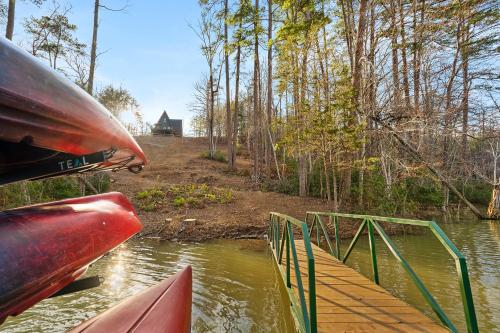 Lakefront, New, Private Dock, Hot Tub, Fire Pit, Canoe, Incredible Views Lakefront, New, Private Dock, Hot Tub, Fire Pit, Canoe, Incredible Views