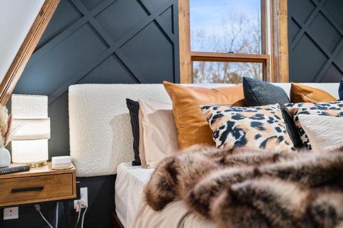 Lakefront, New, Private Dock, Hot Tub, Fire Pit, Canoe, Incredible Views Lakefront, New, Private Dock, Hot Tub, Fire Pit, Canoe, Incredible Views