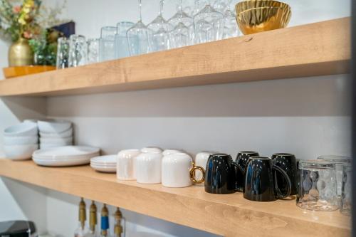 Lakefront, New, Private Dock, Hot Tub, Fire Pit, Canoe, Incredible Views Lakefront, New, Private Dock, Hot Tub, Fire Pit, Canoe, Incredible Views