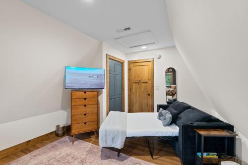 Lakefront, New, Private Dock, Hot Tub, Fire Pit, Canoe, Incredible Views Lakefront, New, Private Dock, Hot Tub, Fire Pit, Canoe, Incredible Views