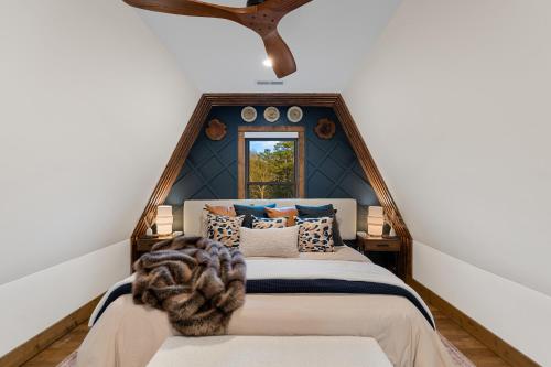 Lakefront, New, Private Dock, Hot Tub, Fire Pit, Canoe, Incredible Views Lakefront, New, Private Dock, Hot Tub, Fire Pit, Canoe, Incredible Views