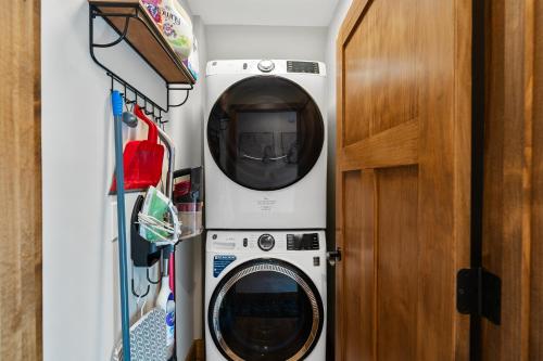 Lakefront, New, Private Dock, Hot Tub, Fire Pit, Canoe, Incredible Views Lakefront, New, Private Dock, Hot Tub, Fire Pit, Canoe, Incredible Views