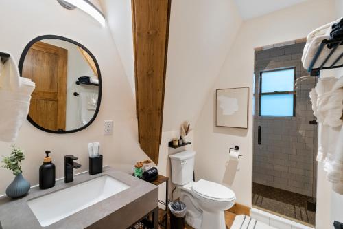 Lakefront, New, Private Dock, Hot Tub, Fire Pit, Canoe, Incredible Views Lakefront, New, Private Dock, Hot Tub, Fire Pit, Canoe, Incredible Views