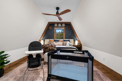 Lakefront, New, Private Dock, Hot Tub, Fire Pit, Canoe, Incredible Views Lakefront, New, Private Dock, Hot Tub, Fire Pit, Canoe, Incredible Views