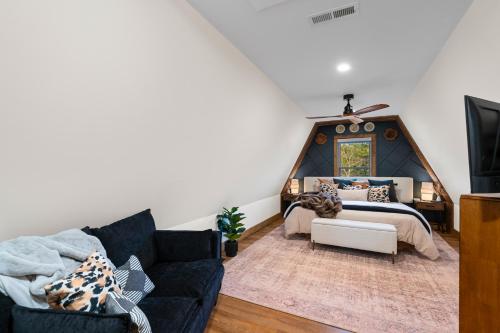 Lakefront, New, Private Dock, Hot Tub, Fire Pit, Canoe, Incredible Views Lakefront, New, Private Dock, Hot Tub, Fire Pit, Canoe, Incredible Views