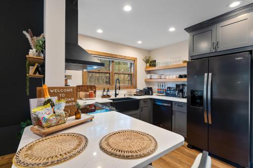 Lakefront, New, Private Dock, Hot Tub, Fire Pit, Canoe, Incredible Views Lakefront, New, Private Dock, Hot Tub, Fire Pit, Canoe, Incredible Views