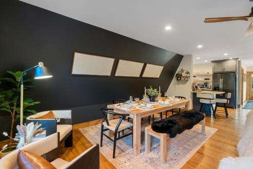 Lakefront, New, Private Dock, Hot Tub, Fire Pit, Canoe, Incredible Views Lakefront, New, Private Dock, Hot Tub, Fire Pit, Canoe, Incredible Views