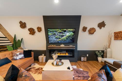 Lakefront, New, Private Dock, Hot Tub, Fire Pit, Canoe, Incredible Views Lakefront, New, Private Dock, Hot Tub, Fire Pit, Canoe, Incredible Views